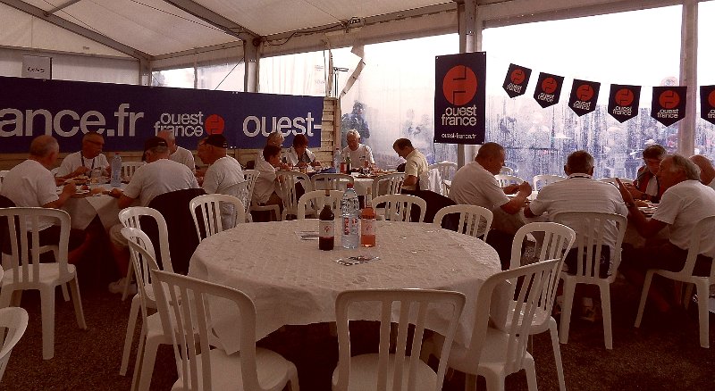 2011-08-26 18 Rando Plouay Tous a table.jpg